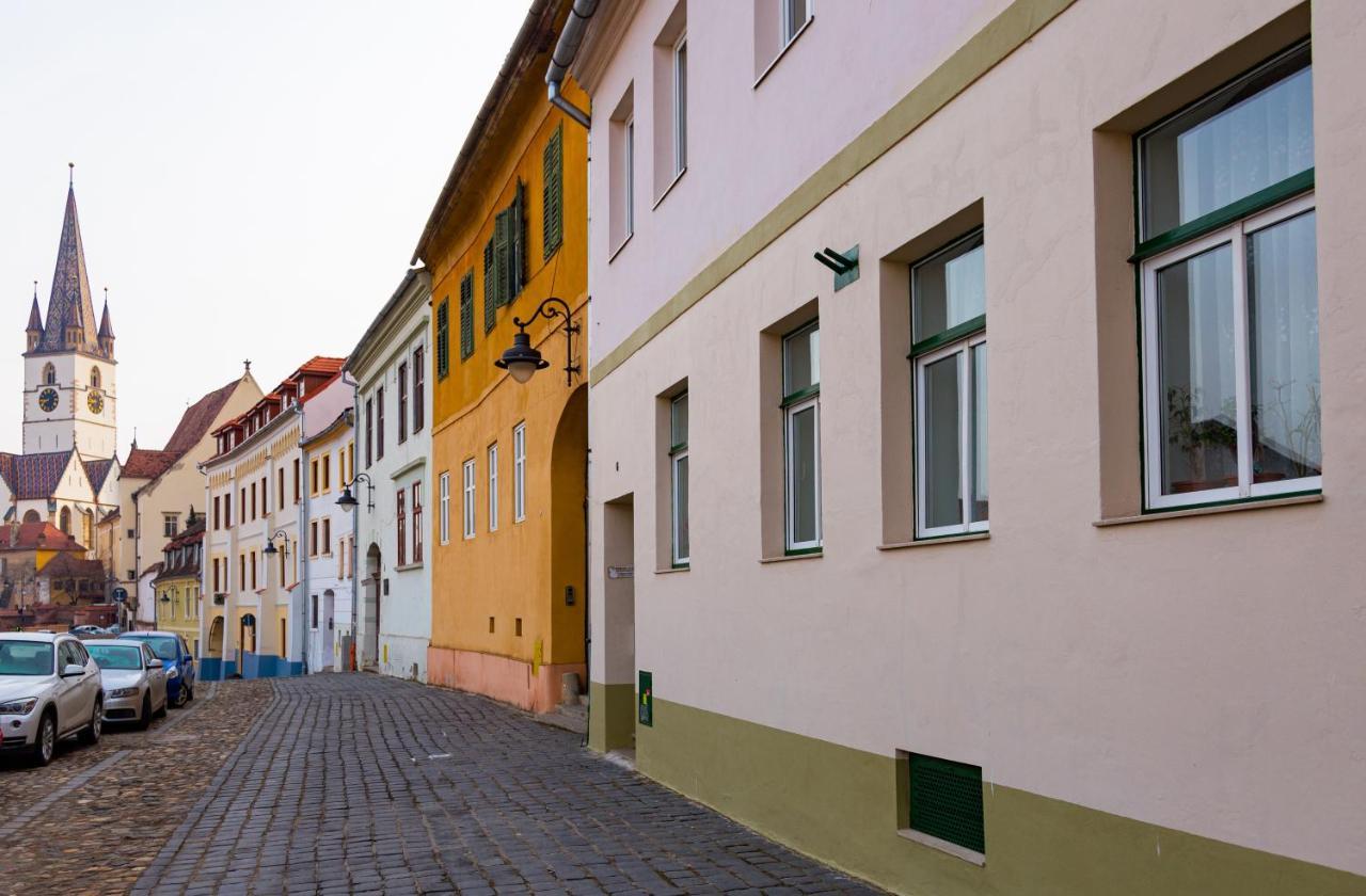 Stone Way Apartment Sibiu Bagian luar foto