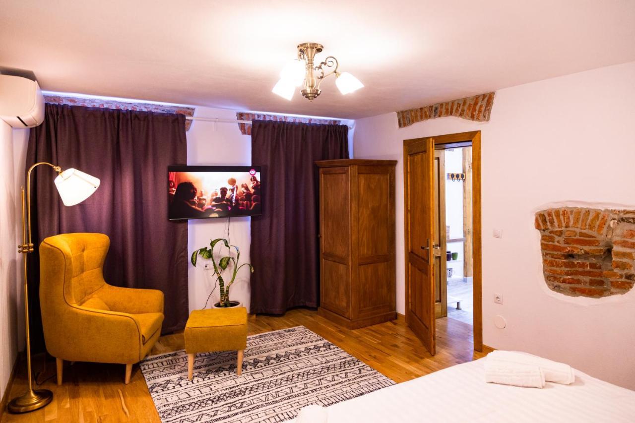 Stone Way Apartment Sibiu Bagian luar foto