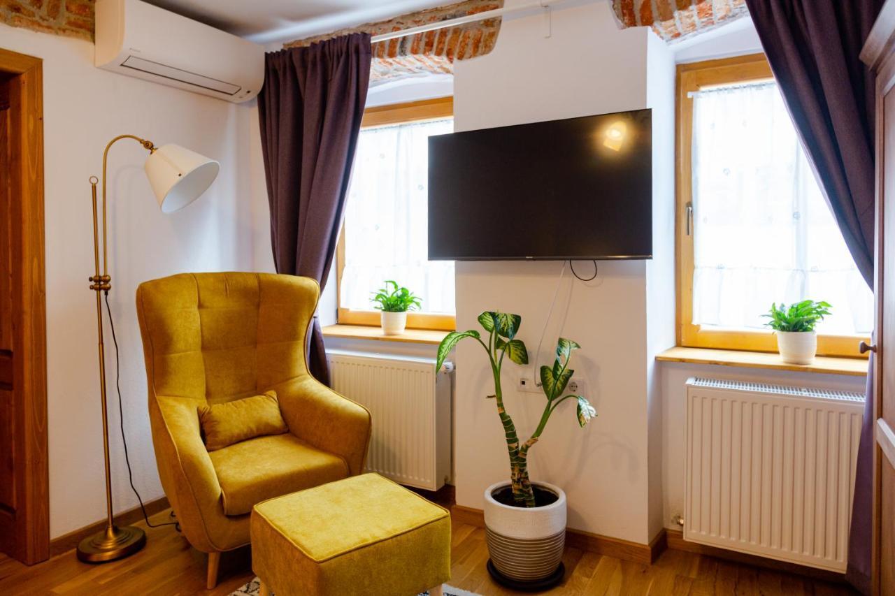 Stone Way Apartment Sibiu Bagian luar foto
