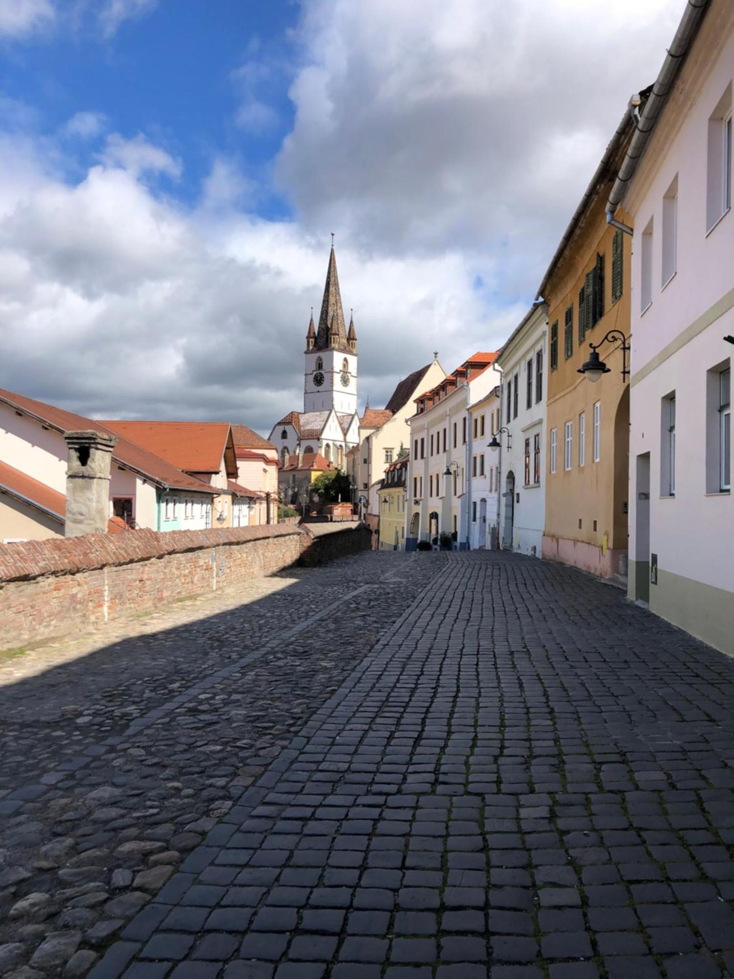 Stone Way Apartment Sibiu Bagian luar foto